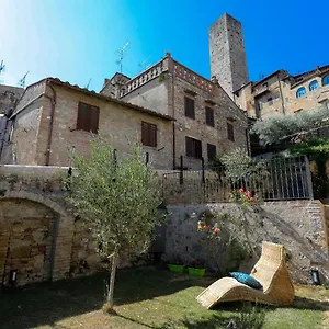 The Tower's Garden Apartment San Gimignano